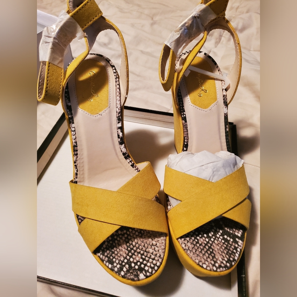 New yellow wedge Sandals size 8 - Picture 5 of 6